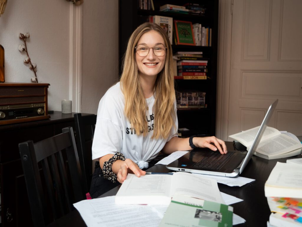 Gloria Glogau (27) im Homeoffice